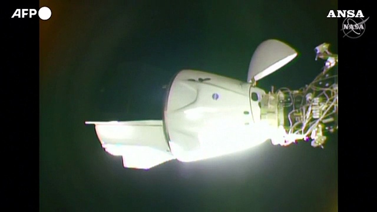 SpaceX, la Crew Dragon 2 attracca alla Stazione Spaziale Internazionale