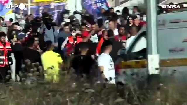 I palestinesi protestano al checkpoint vicino a Ramallah