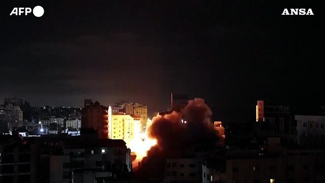 I soccorritori palestinesi cercano le vittime dopo l'attacco israeliano a Gaza