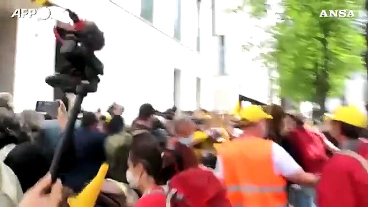 Parigi, flash mob degli agricoltori degenera in scontri con la polizia