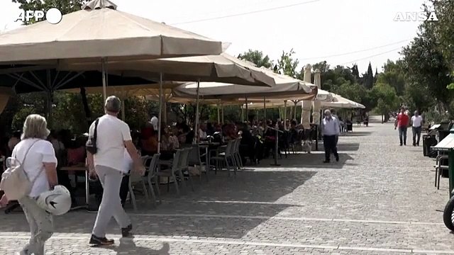 Grecia, si alleggerisce il lockdown: riaprono ristoranti e bar