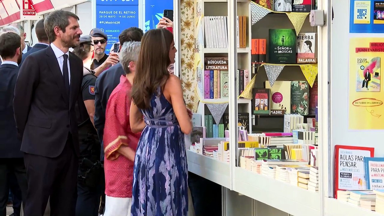 La Reina Letizia arrasa en la Feria del Libro con un veraniego vestido tie dye