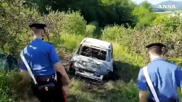 Trovata un'auto incendiata con un cadavere carbonizzato all'interno, nel Torinese