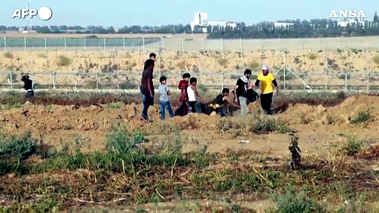 Palestina, alcuni manifestanti protestano lungo il confine tra Israele e Gaza