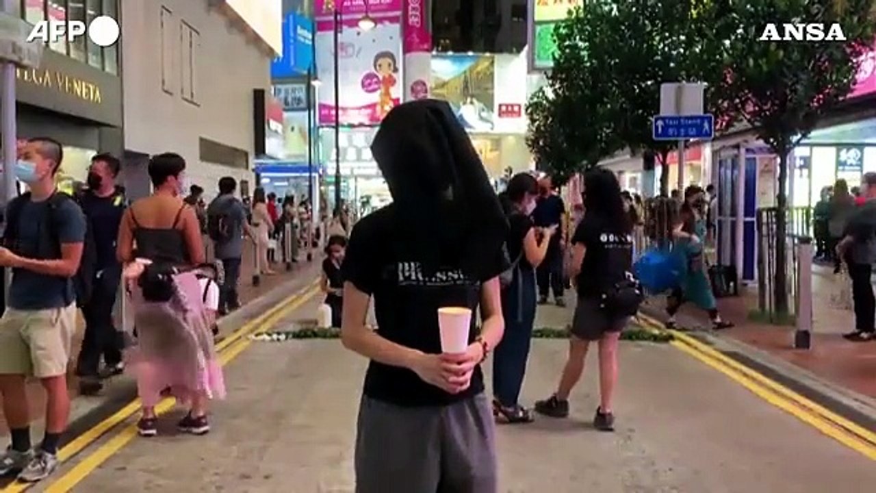 Hong Kong: gli artisti in strada per commemorare Tiananmen