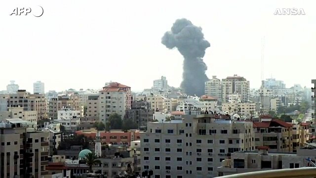 Attacco israeliano a Gaza, mentre i fedeli musulmani celebrano il primo giorno di Eid al-Fitr