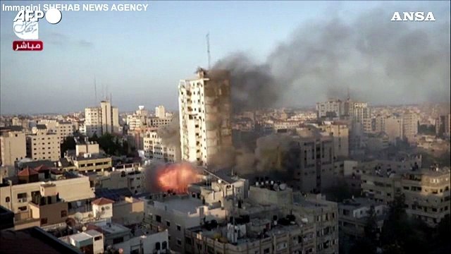Gaza, l'attacco aereo israeliano abbatte la torre di Al-Sharouk di 14 piani