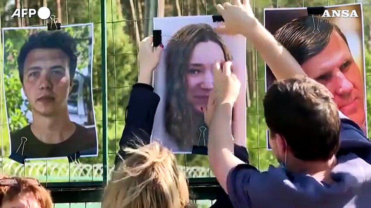 Confine Lituania-Bielorussia, la protesta di un gruppo di giornalisti