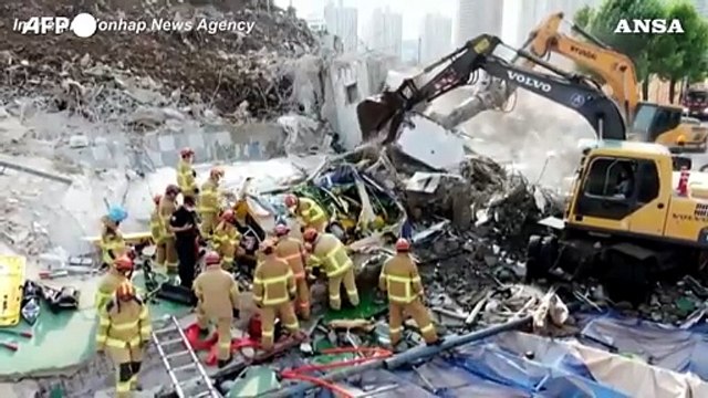 Corea del Sud, edificio crolla su un autobus: almeno 9 vittime