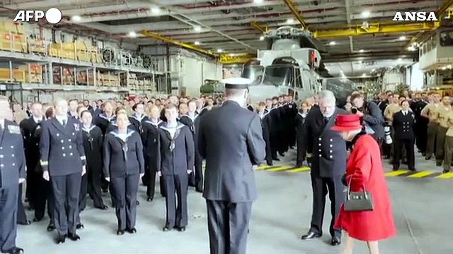 Regno Unito, la regina Elisabetta II in visita all'ammiraglia della Royal Navy