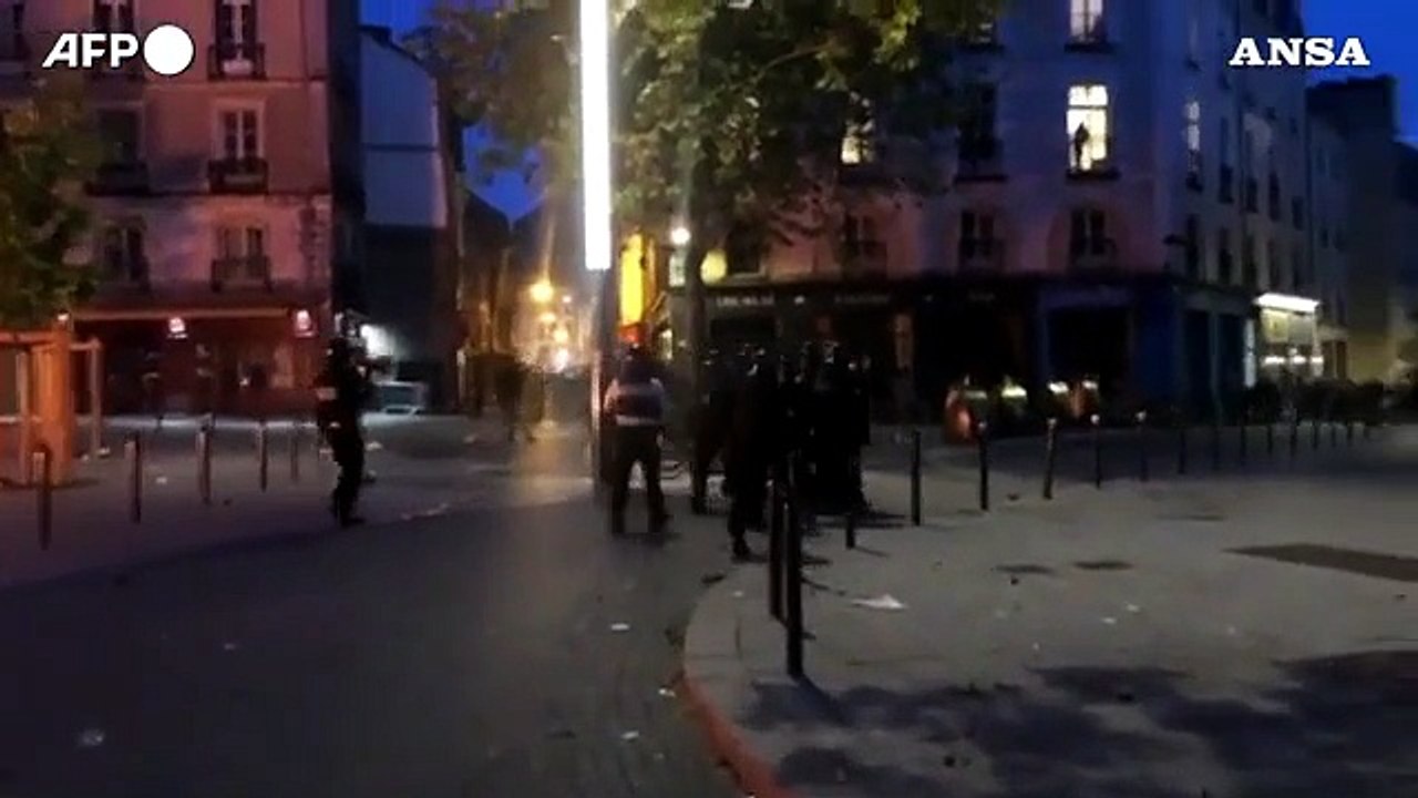 Francia: sfidato il coprifuoco nazionale a Rennes, scontri con la polizia