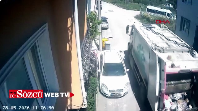 Temizlik görevlilerinin buldukları topla futbol oynadığı anlar kamerada