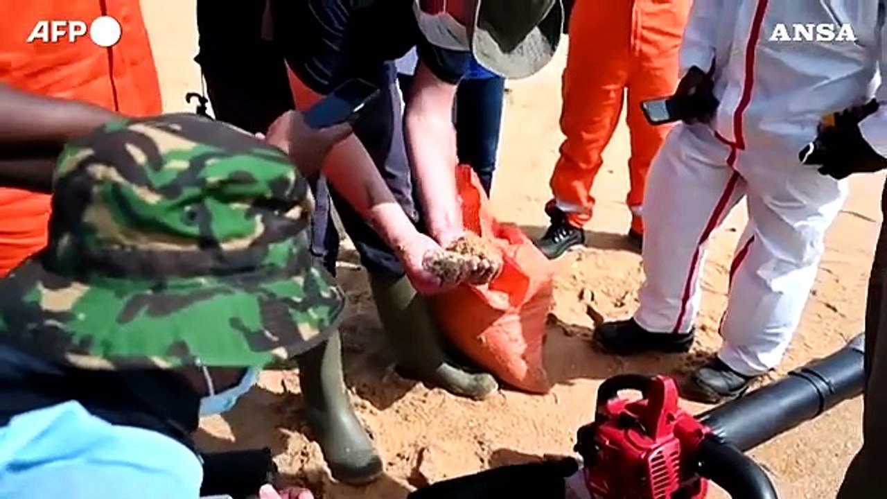 Sri Lanka, al lavoro per rimuovere microplastiche dalla spiaggia dopo l'incendio della nave