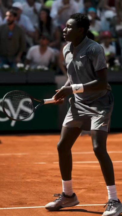 🎾🔥 17 ANS ET IL FAIT TREMBLER ROLAND-GARROS !Mené 5-2 dans le 5e set, Moïse Kouamé a réalisé l’un des come-backs les plus fous de ce Roland-Garros 2026 face au Paraguayen Vallejo