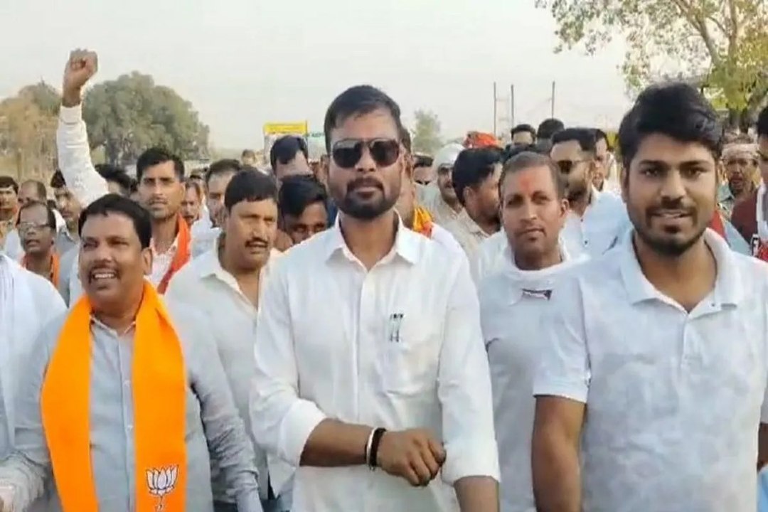 विधायक गिरफ्तारी देने आ रहे थे अंबिकापुर, बीच सडक़ पर लेट गए समर्थक