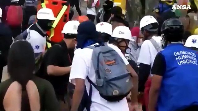 Colombia, continuano violenti scontri tra manifestanti e polizia