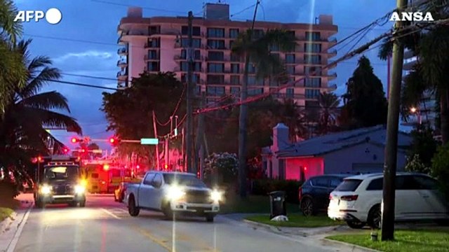 Miami, crolla un palazzo di 12 piani: i mezzi di soccorso in azione