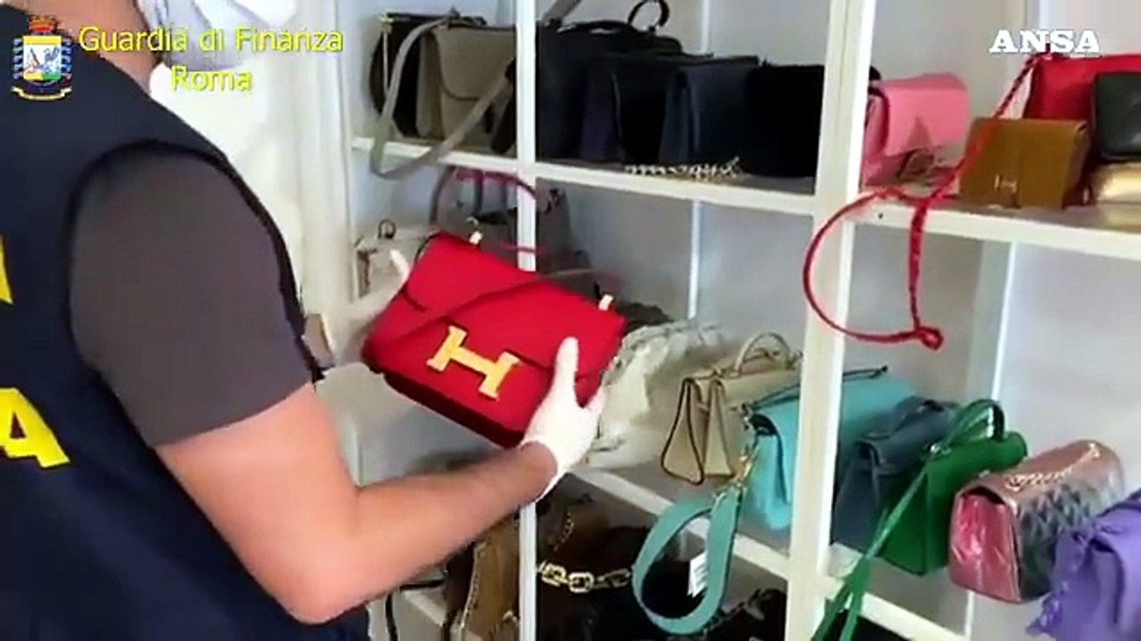 Chiusa boutique del falso, tra i clienti personaggi dello spettacolo