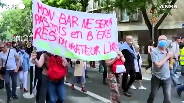 Green pass in Francia, migliaia in piazza a Parigi contro le nuove regole anti-Covid
