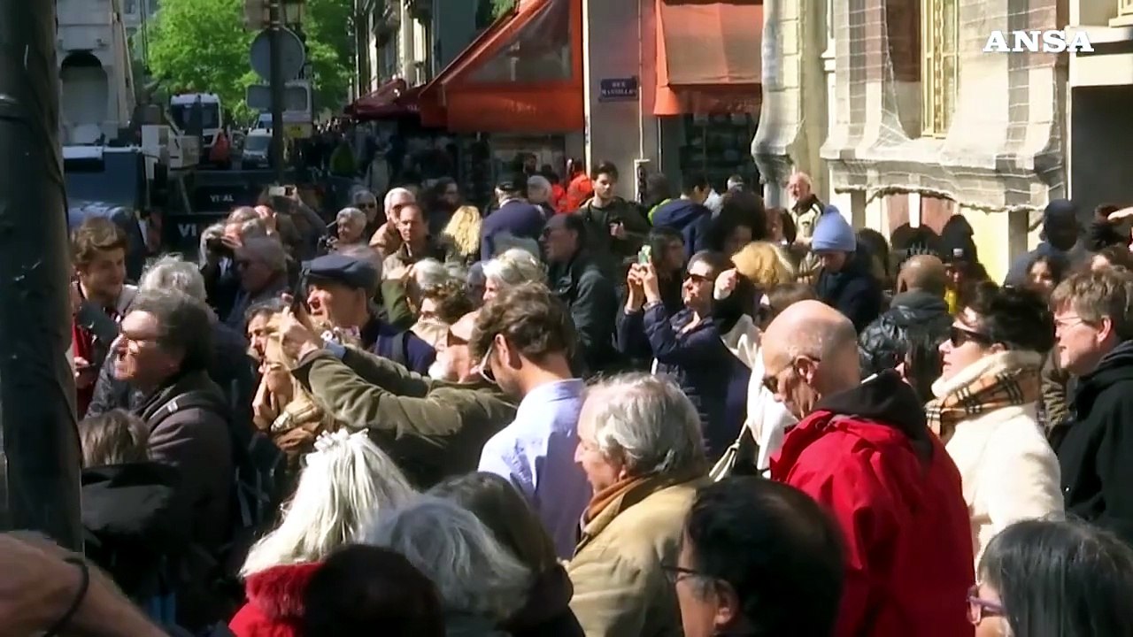 Parigi, statue in volo dalla cattedrale di Notre Dame