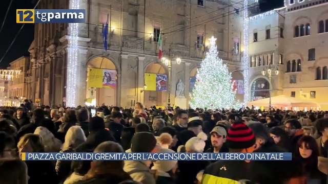 PIAZZA GARIBALDI GREMITA PER L'ACCENSIONE DELL'ALBERO DI NATALE | PIAZZA GARIBALDI GREMITA PER L'ACCENSIONE DELL'ALBERO DI NATALE