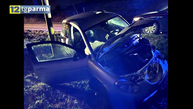 SCHIANTO A BEZZE DI TORRILE, CINQUE FERITI: GRAVE UNA 72ENNE | SCHIANTO A BEZZE DI TORRILE, CINQUE FERITI: GRAVE UNA 72ENNE