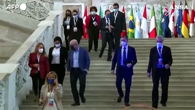 G20 a Napoli, il ministro Cingolani saluta gli altri ministri dell'Ambiente