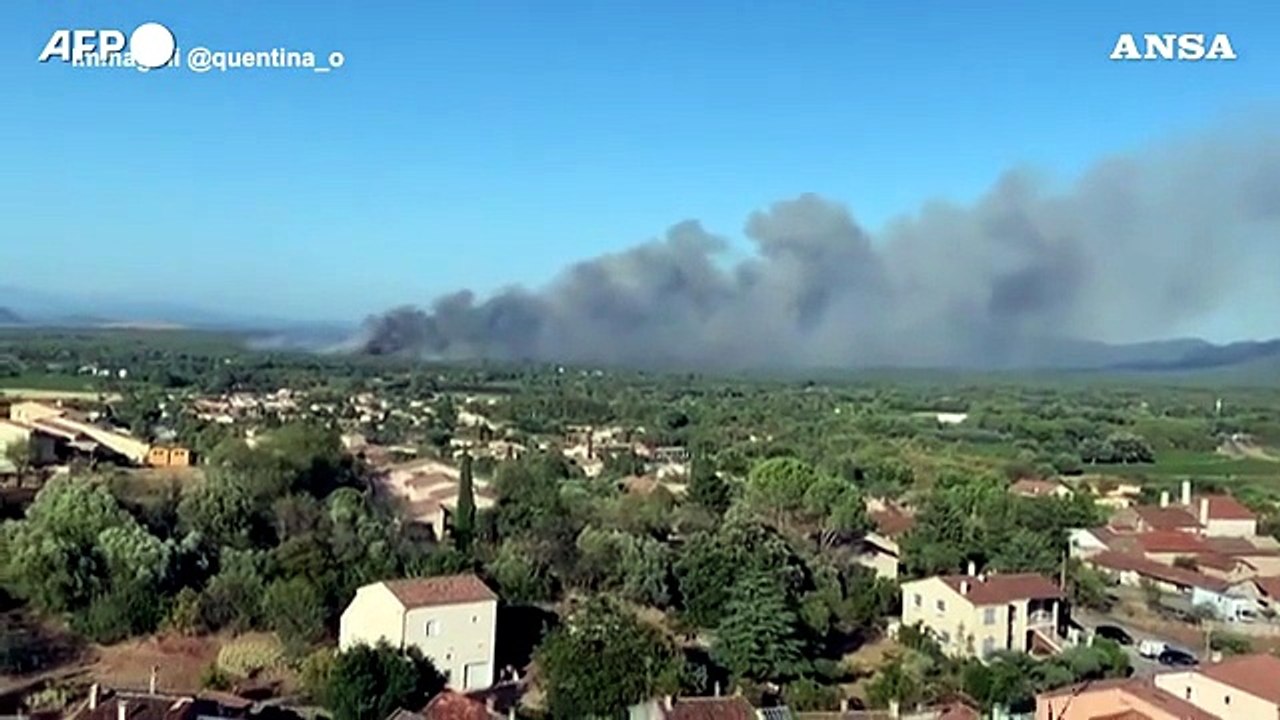 Le fiamme minacciano Saint-Tropez, migliaia di abitanti e turisti evacuati