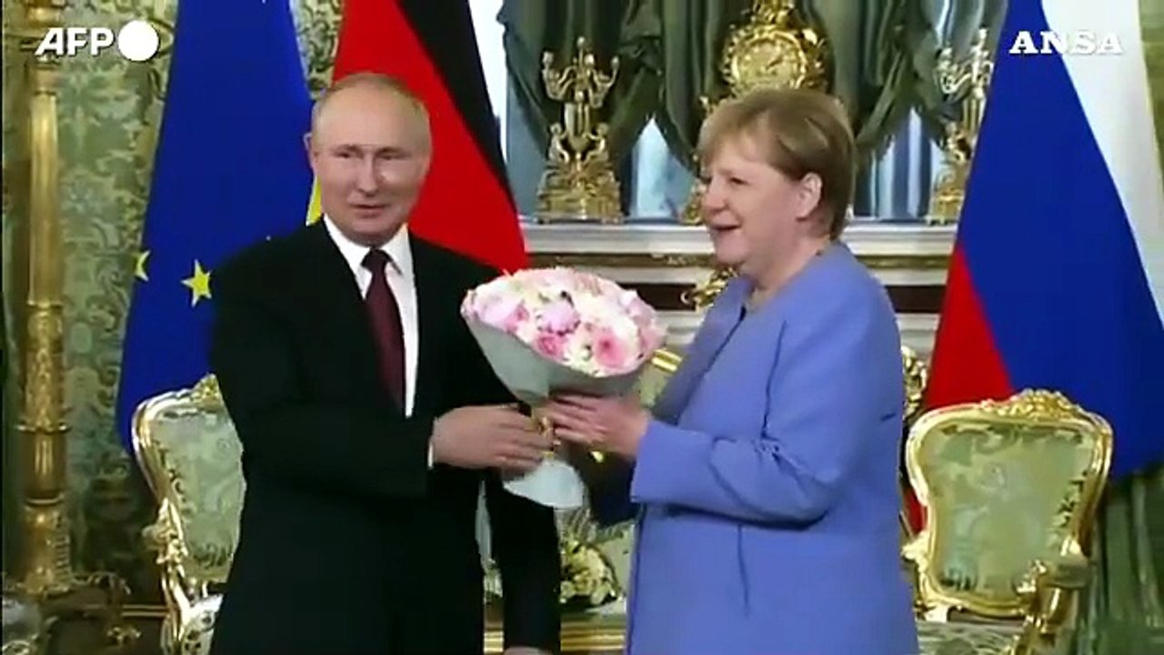 Vladimir Putin incontra Angela Merkel e la accoglie con un mazzo di fiori