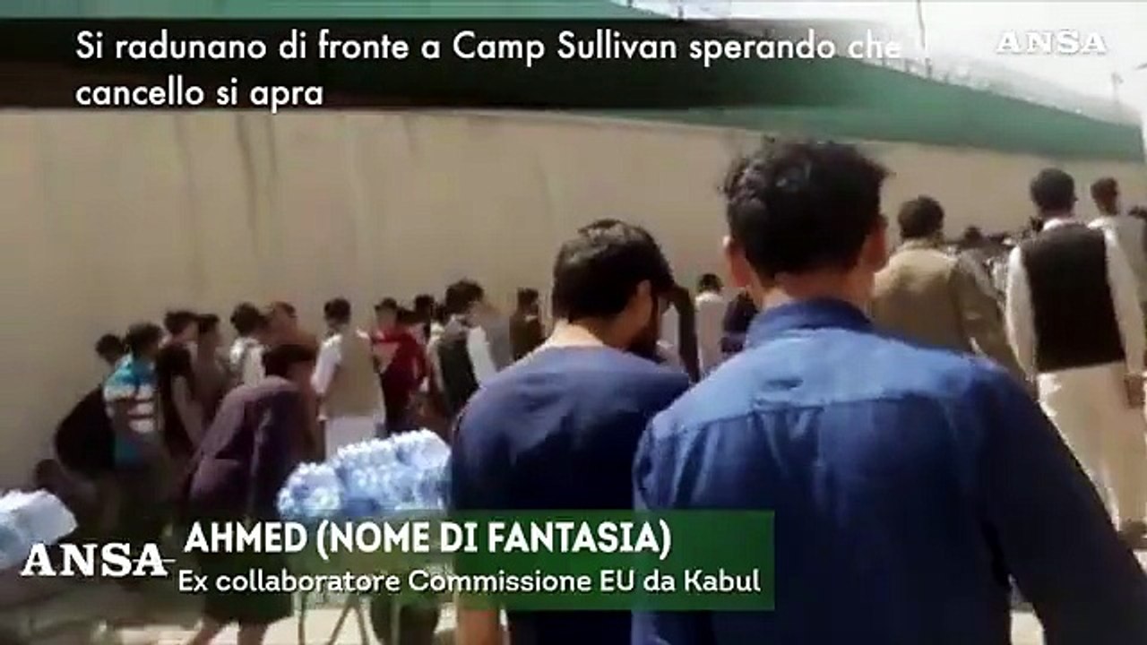 Fuga da Kabul: aeroporto bloccato dai talebani e gente ammassata, "Sembra la fine del mondo"