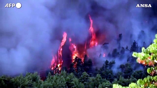 Grecia, infuriano gli incendi: almeno 150 abitazioni distrutte