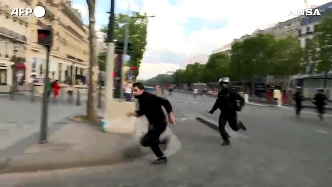 Green Pass, migliaia in piazza a Parigi per protestare contro l'obbligo