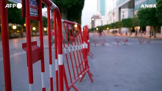 Tunisia, le strade di Tunisi semi-deserte dopo il coprifuoco