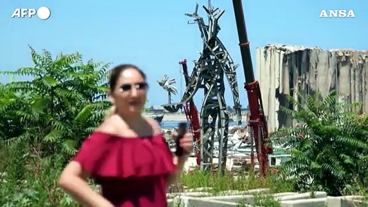Beirut, una statua di 25 metri costruita al porto con i detriti dell'esplosione