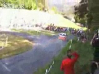 Sortie de route dans spectateurs