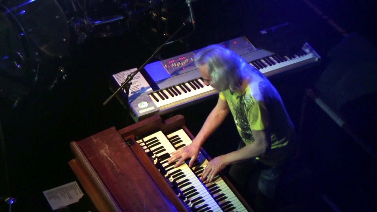Between Two Worlds (for Trevor Boulder) - Uriah Heep (live)