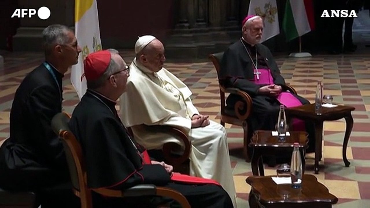 Papa Francesco a Budapest, incontra Orban, poi va a messa con la papa mobile