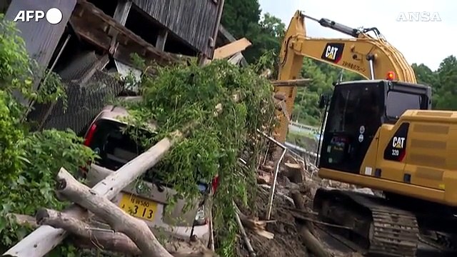 Inondazioni e smottamenti dopo le piogge torrenziali in Giappone