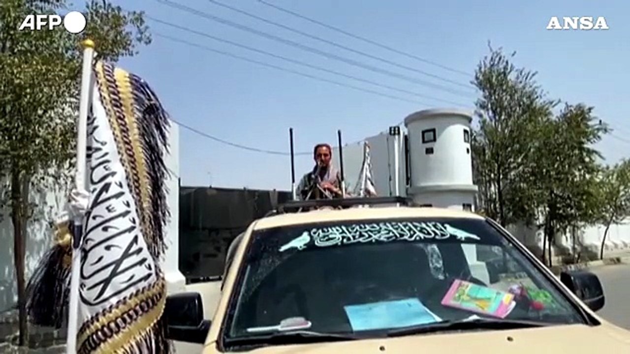 Afghanistan, i talebani con fucili e bazooka fuori dal ministero degli Interni