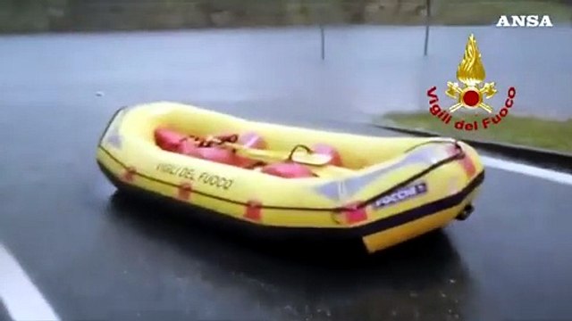 Maltempo, l'intervento dei vigili del fuoco a Malpensa con i gommoni