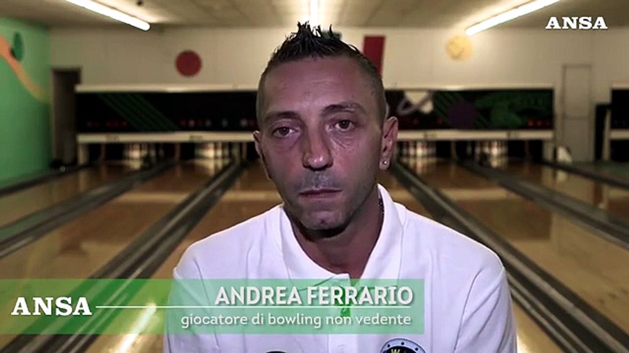 Lo "strike alla disabilita'" di Andrea, campione non vedente di bowling
