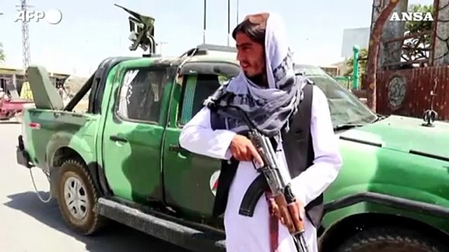 Afghanistan, talebani armati fermano i veicoli nel sud-est del Paese