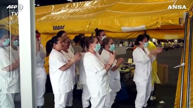 Madrid, l'applauso di medici e infermieri per il primo paziente dimesso