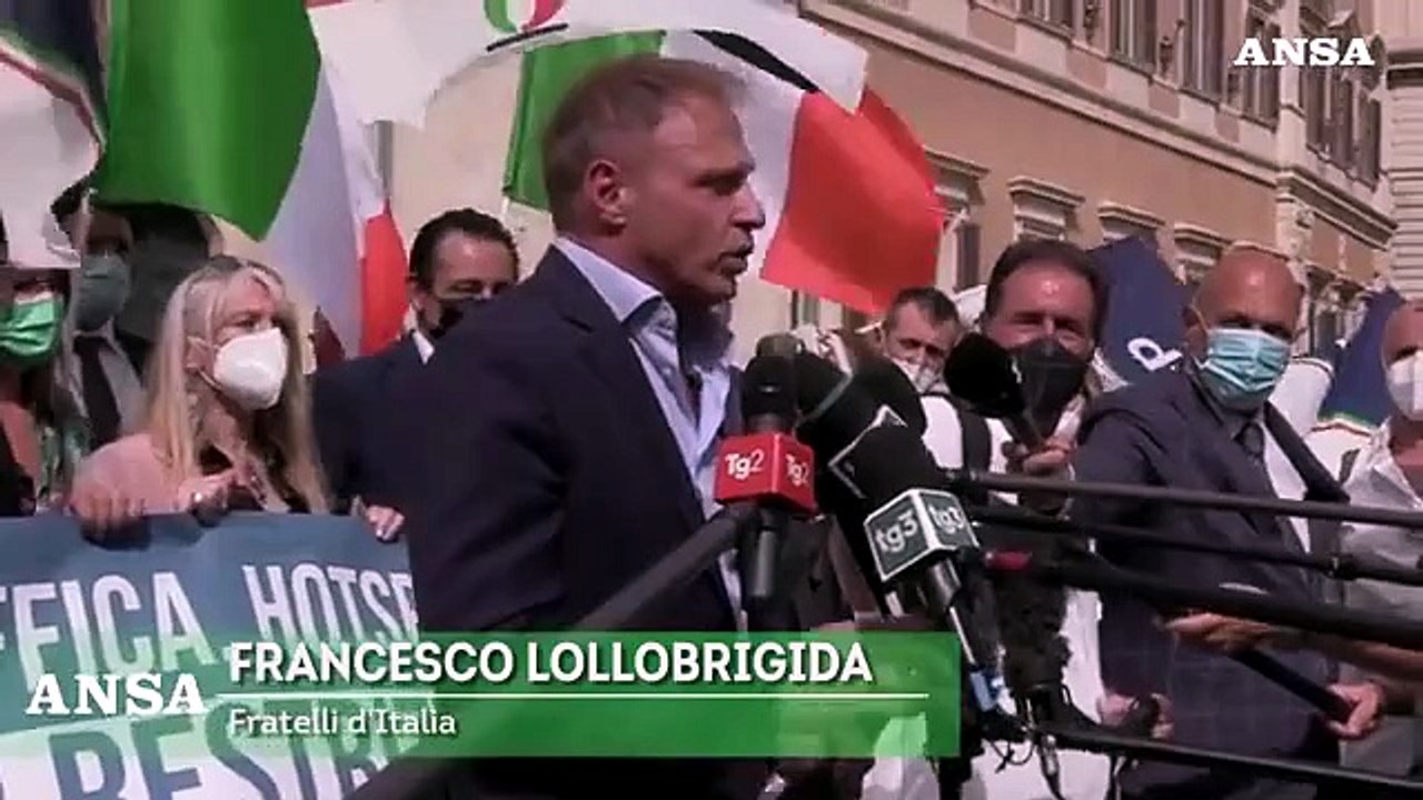 Il flash mob di FdI a Montecitorio: "Lamorgese si scusi e si dimetta"