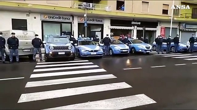 Coronavirus, a Cagliari l'omaggio della Polizia per i medici