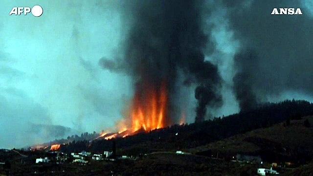 Spagna, alle Canarie erutta il vulcano Cumbre Vieja