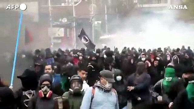 Cile, scontri tra manifestanti polizia durante l'evento per i 48 anni dal golpe