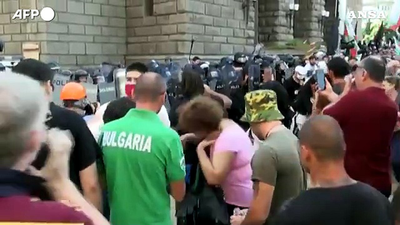 Bulgaria: polizia violenta, calci e pugni ai manifestanti anti-corruzione