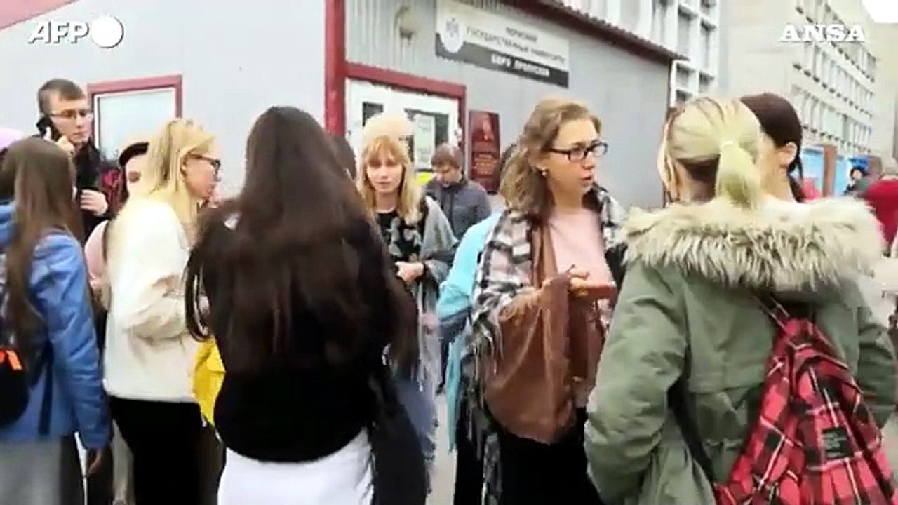 L'evacuazione degli studenti dopo la sparatoria all'universita' di Perm