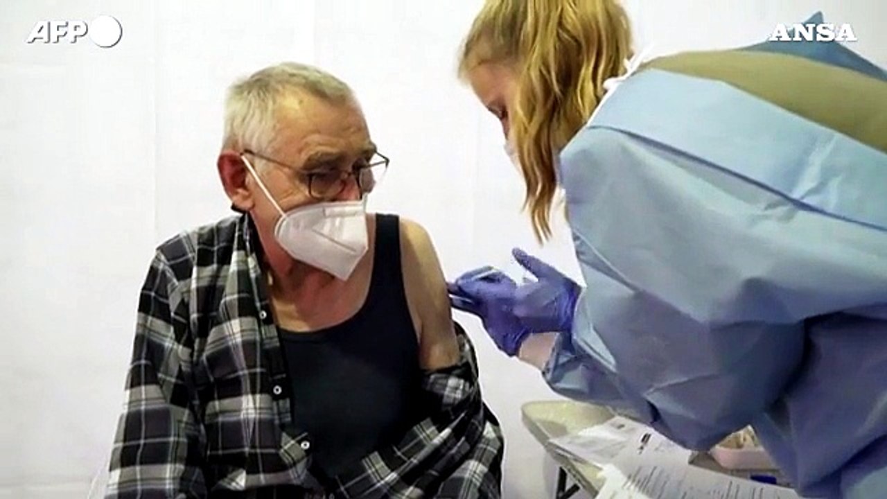 Berlino taglia gli stipendi ai no vax in quarantena